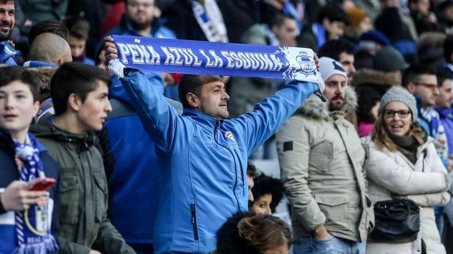 Un aficionado estira una bufanda, ayer en la grada del Tartiere.