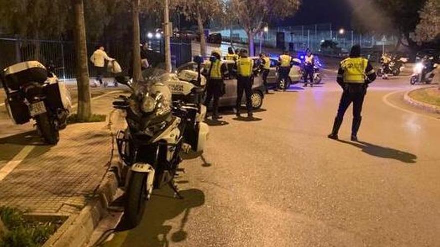 Un hombre ebrio se planta delante de un autobús en Palma