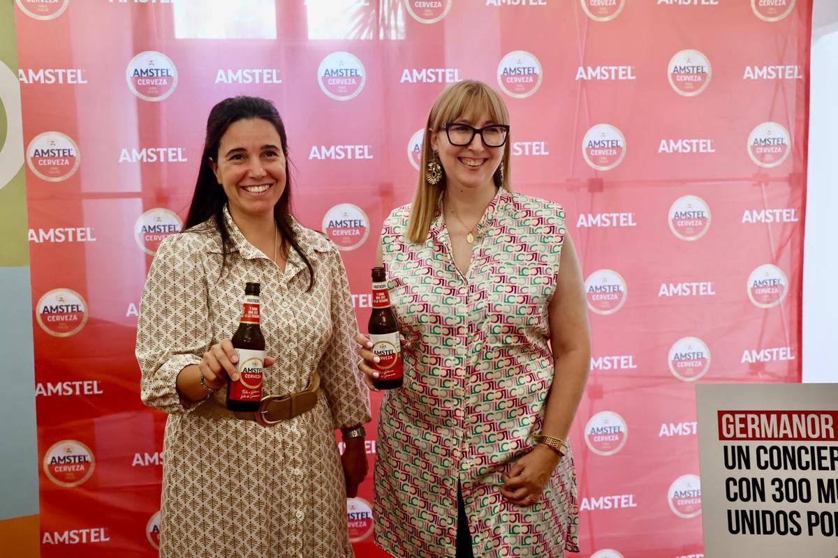 Ainoa de Olazábal, Marketing Manager Amstel, y Daniela González, presidenta de la FSMCV, en la presentación de bandas