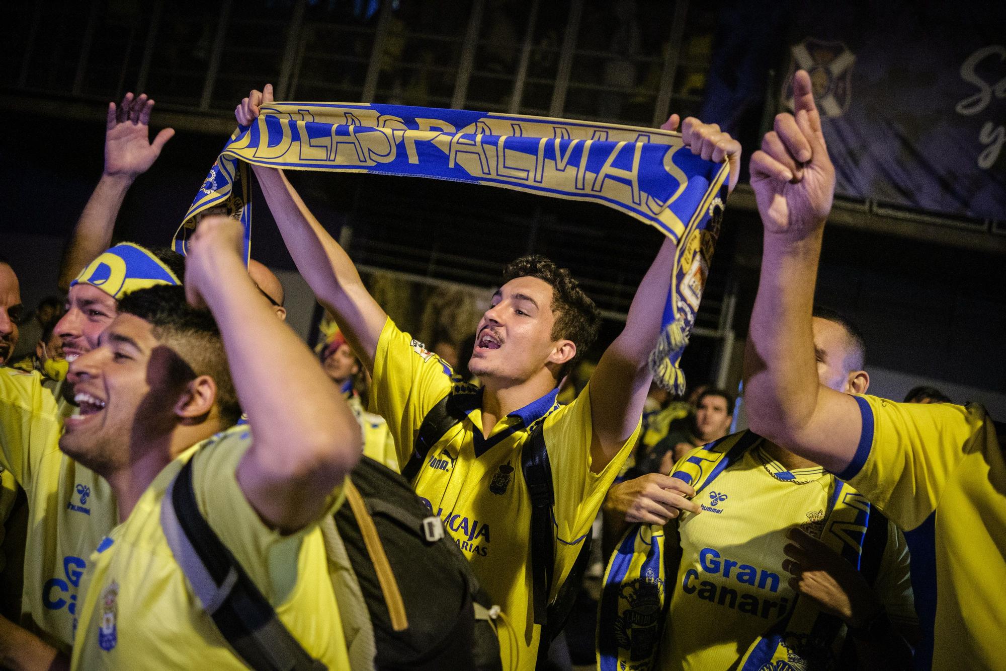 Ambiente e incidentes de la afición de la UD Las Palmas antes de llegar al Heliodoro