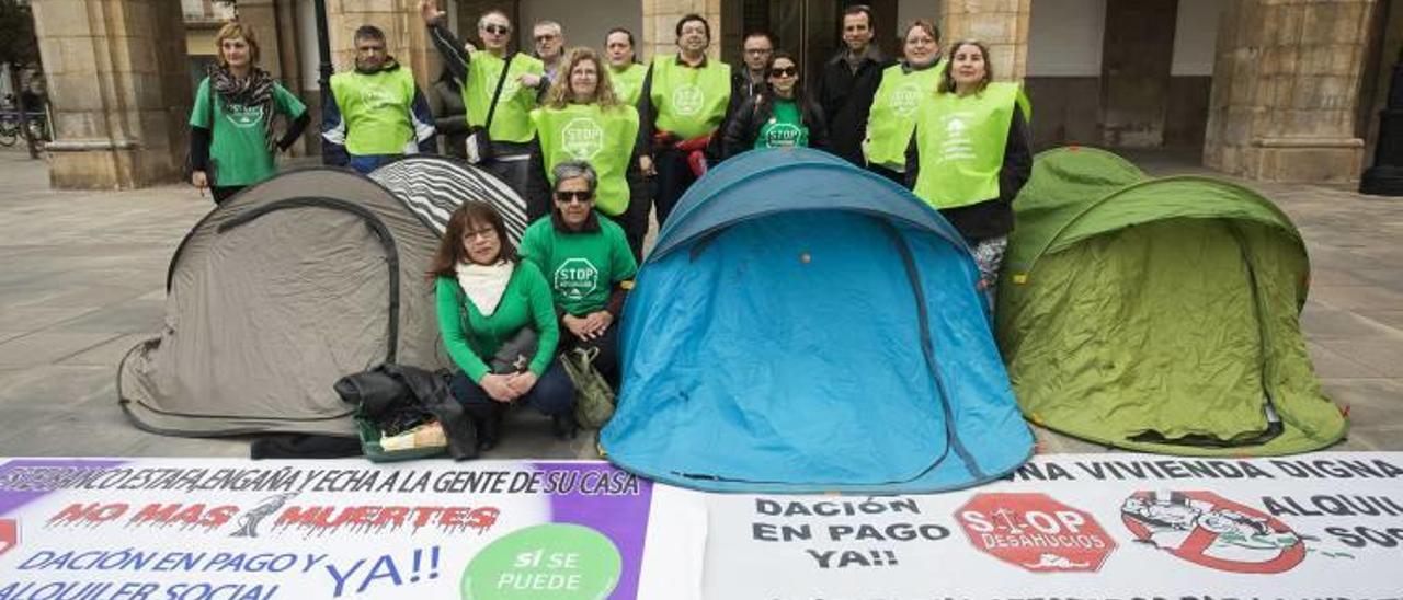 La PAH toma la plaza Mayor  en protesta por la gestión municipal de los desahucios