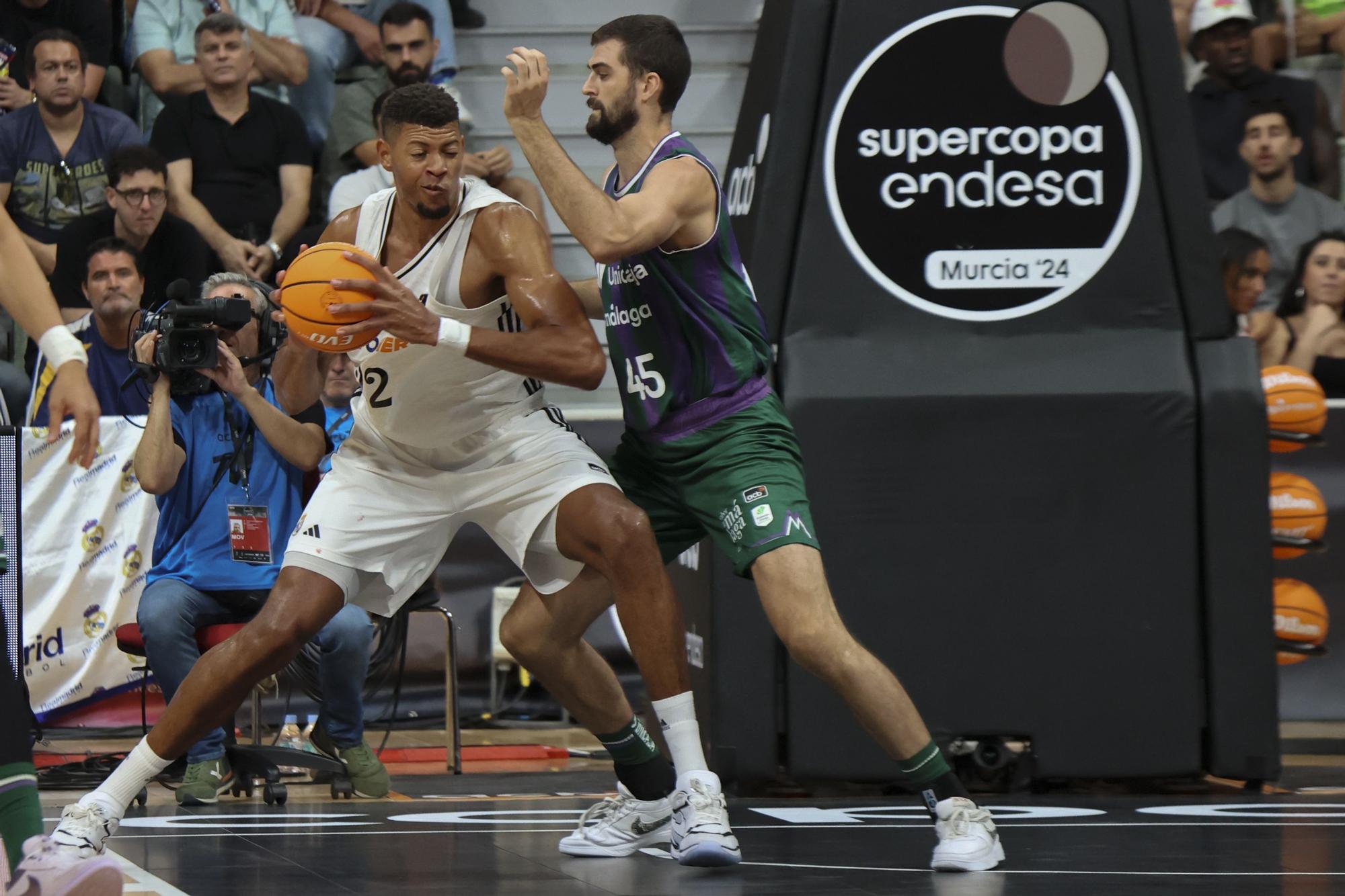 El Unicaja derrota 80-90 al Real Madrid y conquista su primera Supercopa de baloncesto