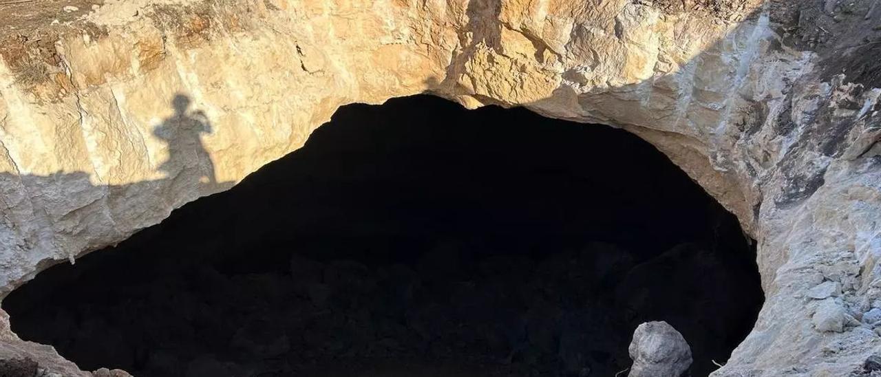 Boquete por el que se han depositado los escombros al interior de la cueva.