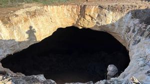 Boquete por el que se han depositado los escombros al interior de la cueva.