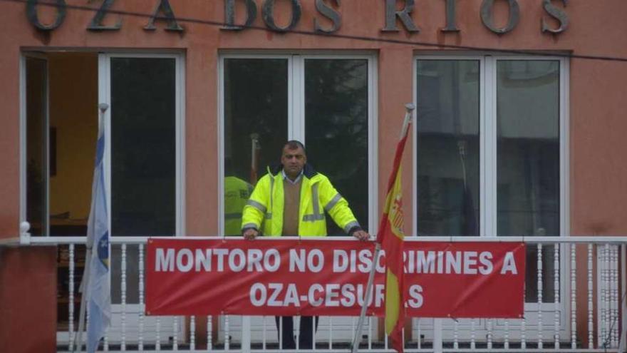 El alcalde, en la terraza del Ayuntamiento tras desplegar una pancarta contra Montoro, en febrero de este año.