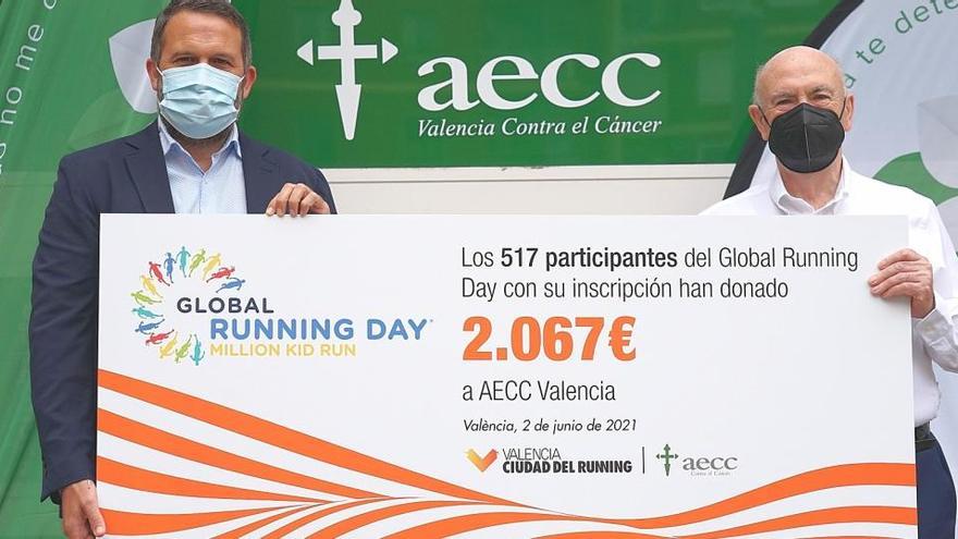 De izquierda a derecha: Álex Heras (Valencia Ciudad del Running) y Tomás Trénor (Presidente de Aecc Valencia)