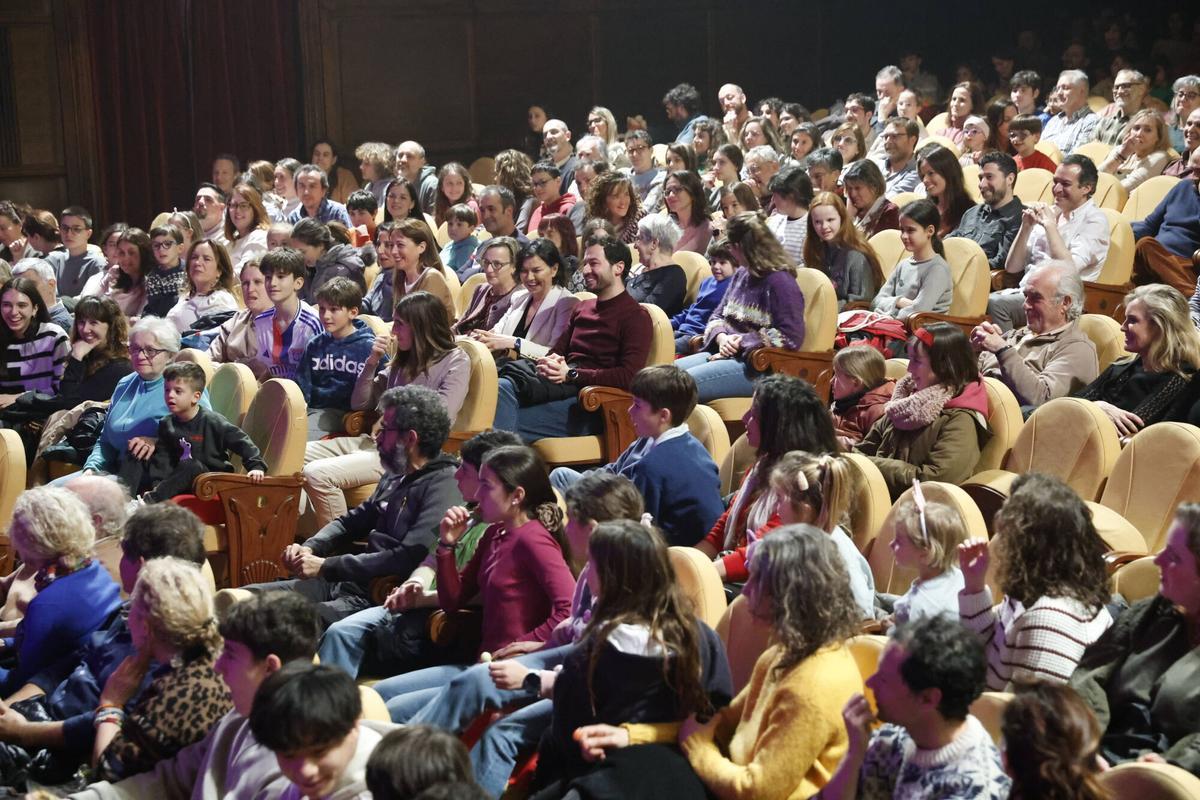 Público en el Teatro Jovellanos, en la representación de "Soc" por la compañía de teatro MARTA SITJA en la clausura de FETEN 2026.