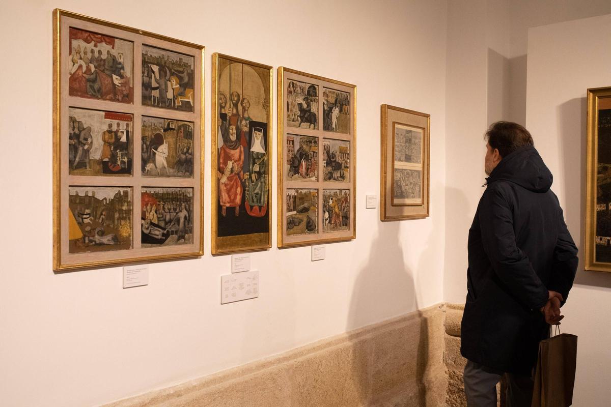 Un visitante observa algunos de los bocetos efectuados por Antonio Pedrero.