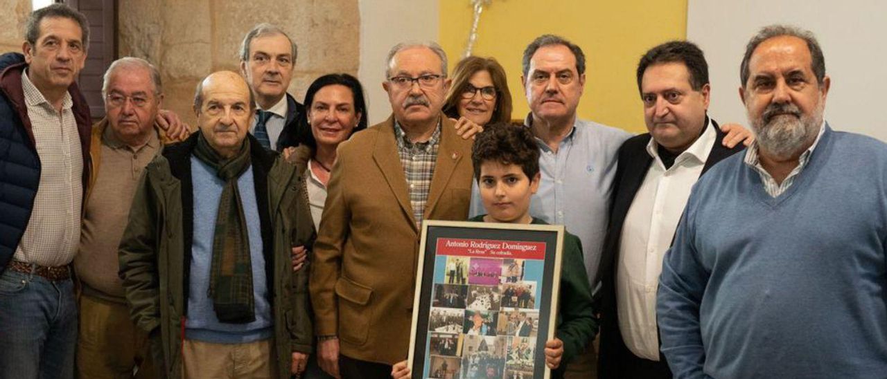 Familiares de Antonio Rodríguez reciben el homenaje de la cofradía. | E. F.