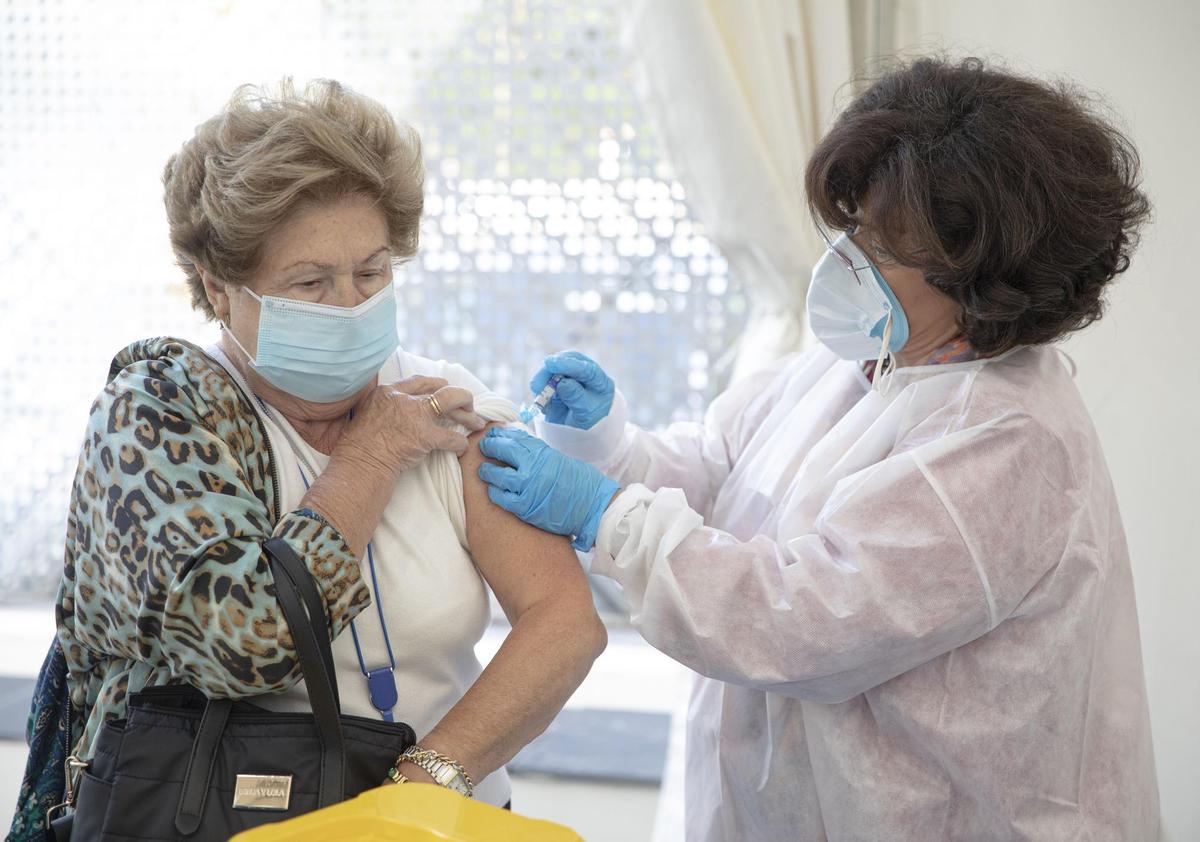 Archivo - Una enfermera pone una vacuna contra la gripe en una imagen de archivo