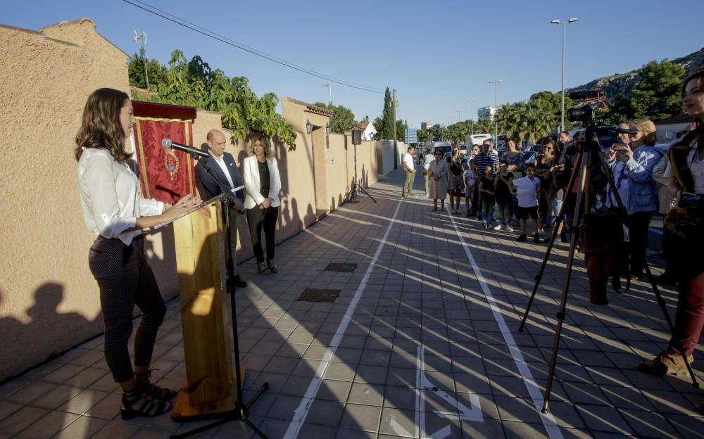 La gimnasta alicantina recibe el reconocimiento del Ayuntamiento por su trayectoria