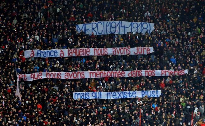 Partidarios de París sostienen pancartas durante el partido de fútbol de la Liga de Campeones de Europa Crvena Zvezda Belgrado contra Paris Saint-Germain (PSG) en el estadio Rajko-Mitic en Belgarde.