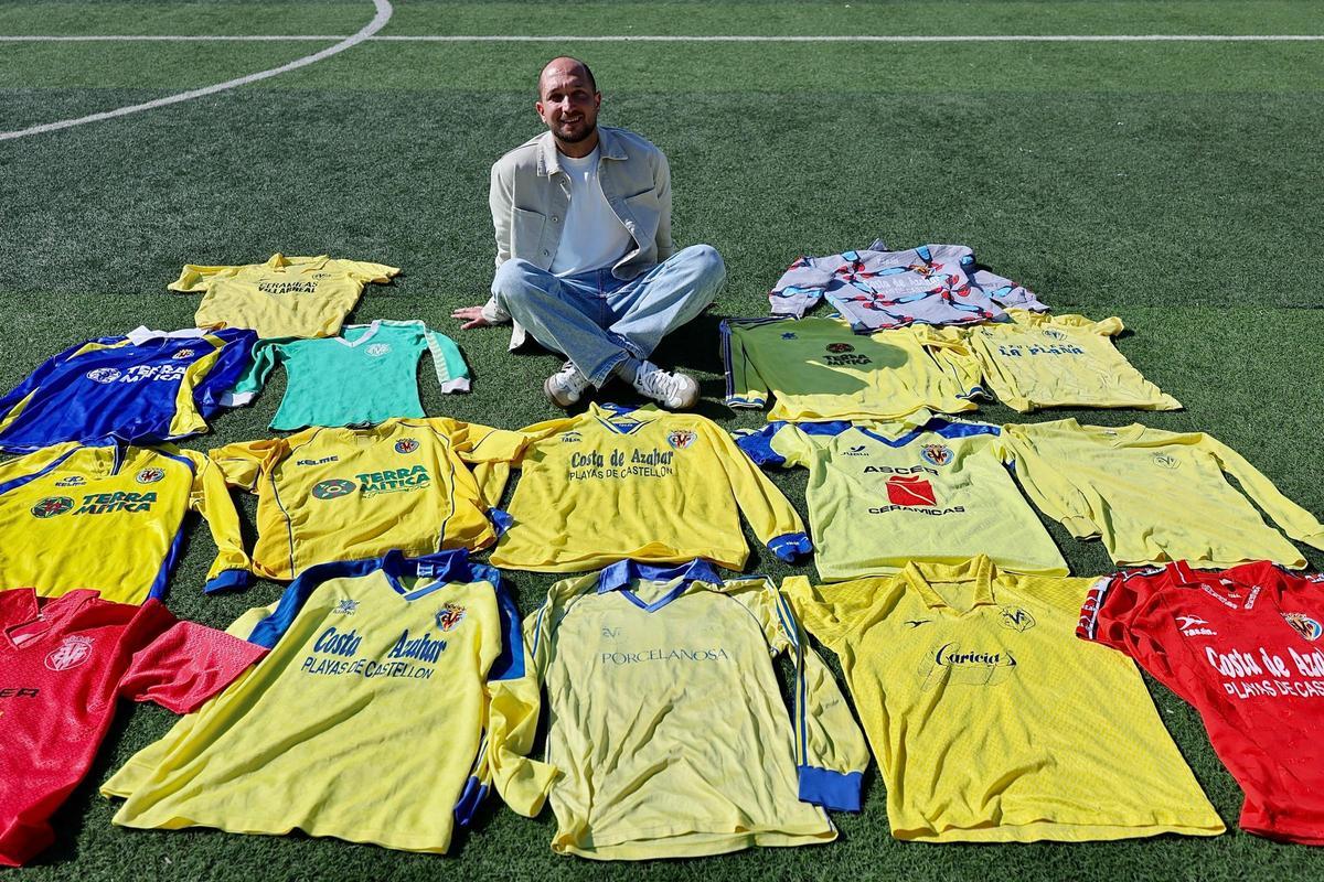 Josep, con las camisetas en la Ciudad Deportiva José Manuel Llaneza.