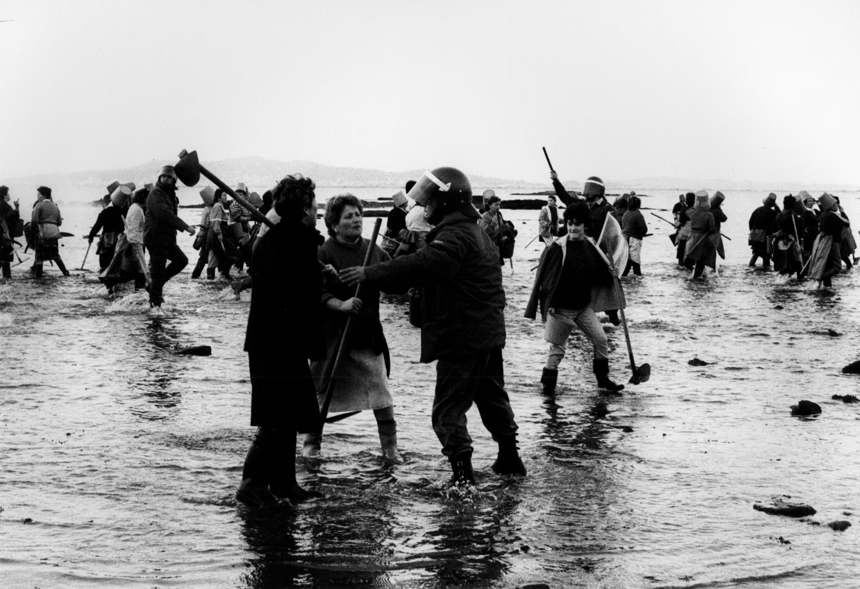 Enfrentamientos entre mariscadoras de Vilanova y Corbillón por un banco de marisco en 1989