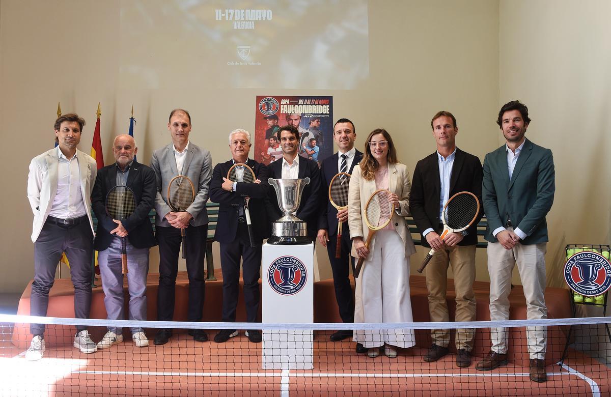 El trofeo de la Copa Faulconbridge presidió la presentación