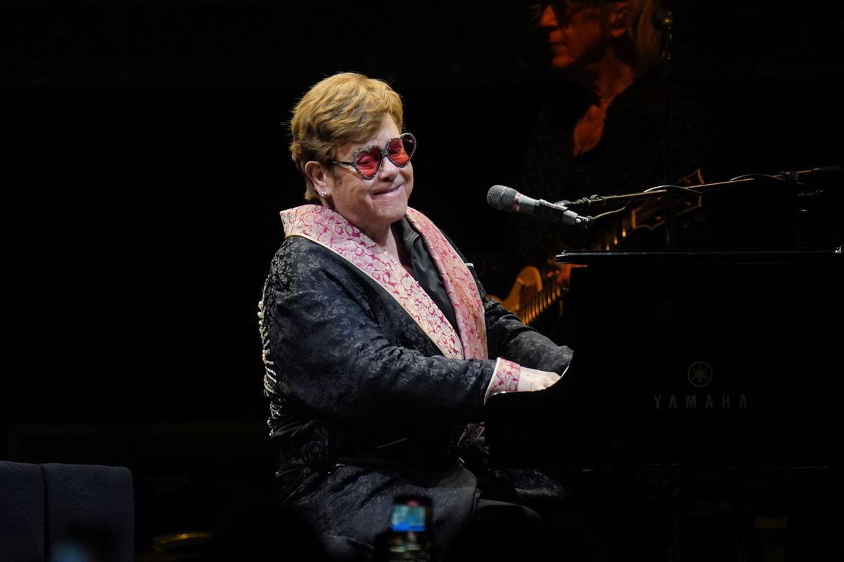Elton John denuncia al 'Daily Mail' por revelar datos de su salud y del nacimiento de su hijo
