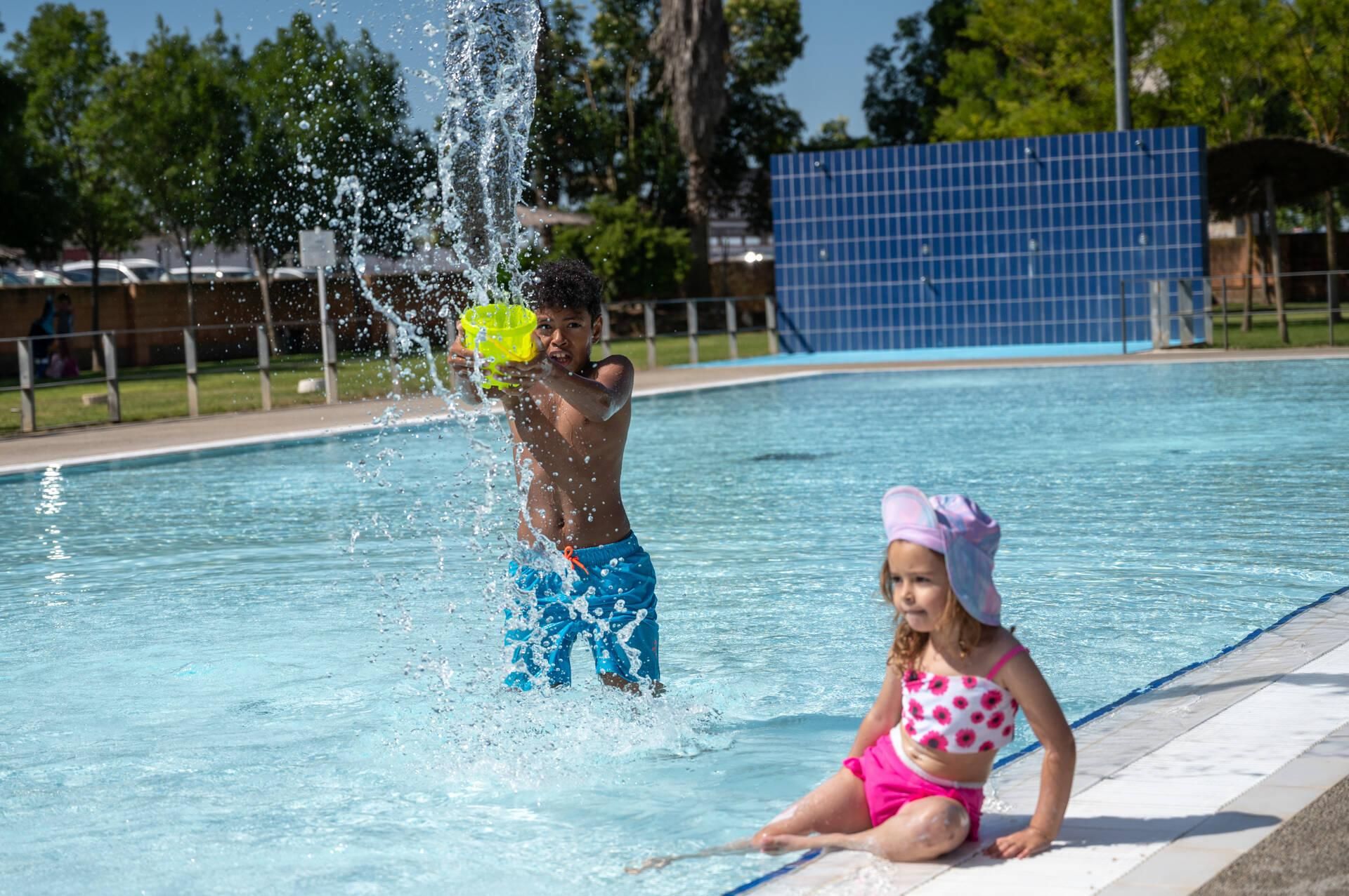 Primer día de baños en las piscinas de Badajoz