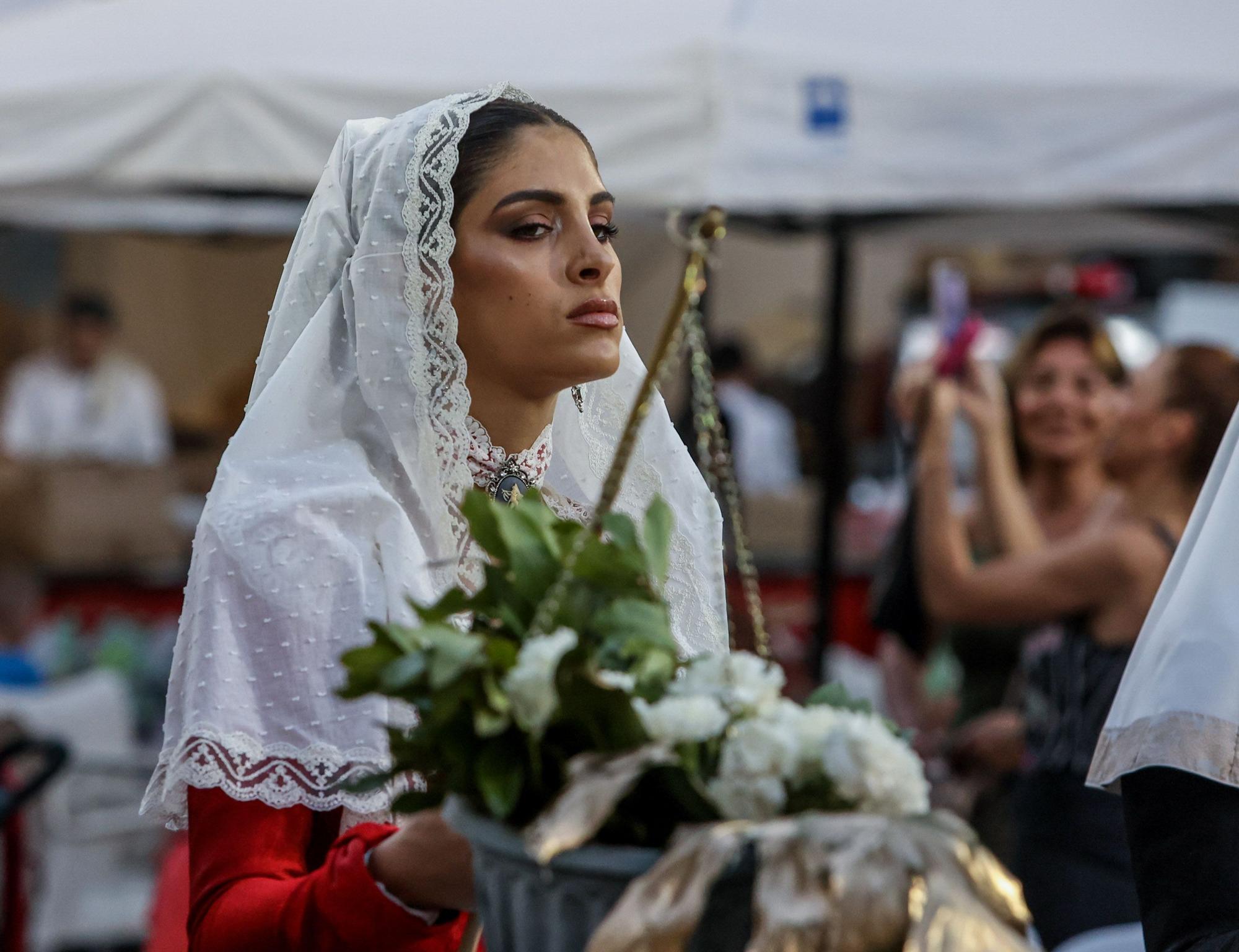 Más de 10000 ramos en la ofrenda a la Virgen del Remedio