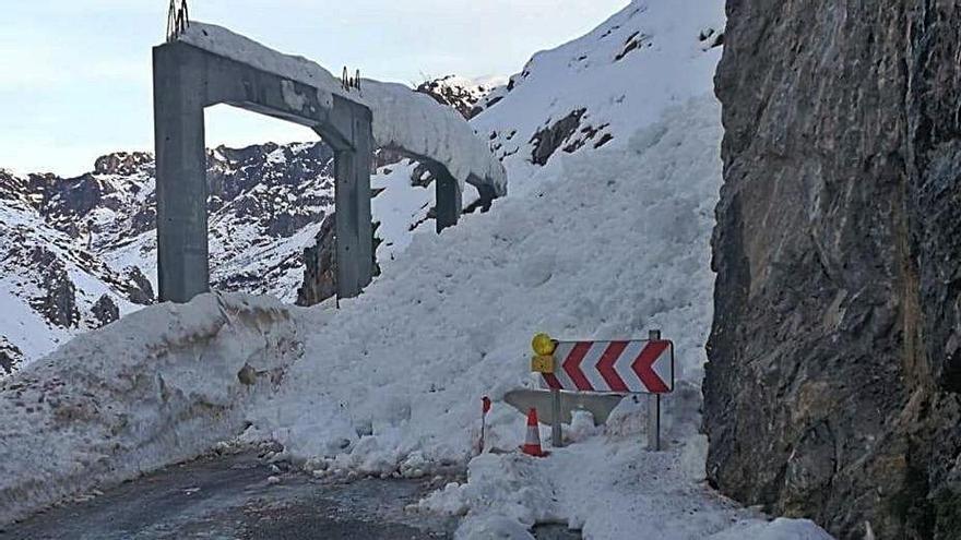 Un alud, en el espacio donde deberían estar las viseras, en la carretera que une Arenas con Sotres. | Eva San Román