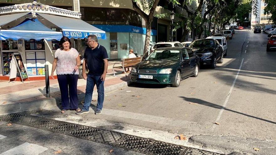 Los ediles Blanca Fernández y Antonio Párraga, recorren en el barrio de Puya.