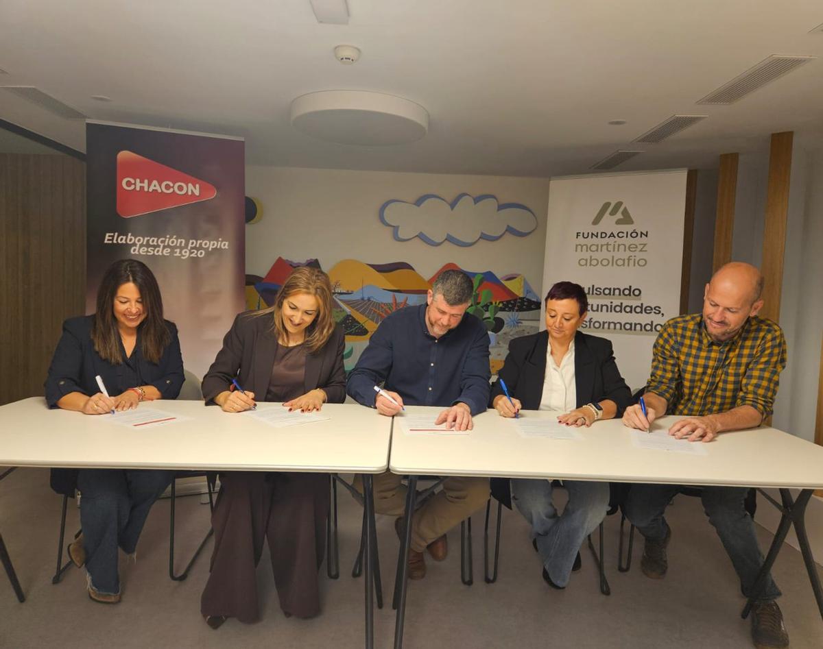 Firma del acuerdo para desarrollar el programa ‘Raíces del Cambio’.