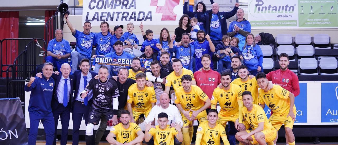 Cuerpo técnico y jugadores del Peñíscola celebraron junto a la afición desplazada su último triunfo liguero en Zaragoza.