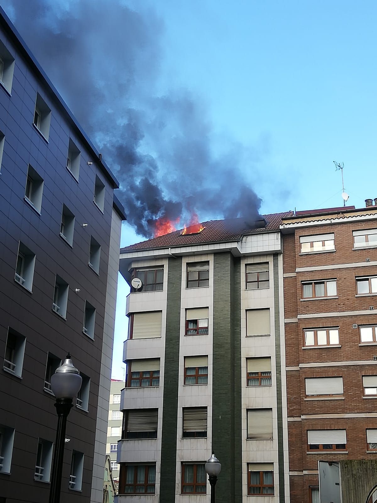 Espectacular incendio de un ático en Gijón