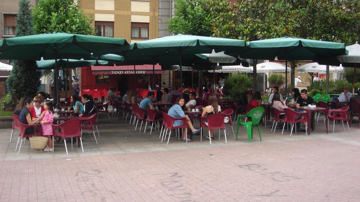 Clientes en una terraza de El Entrego en una imagen de archivo.