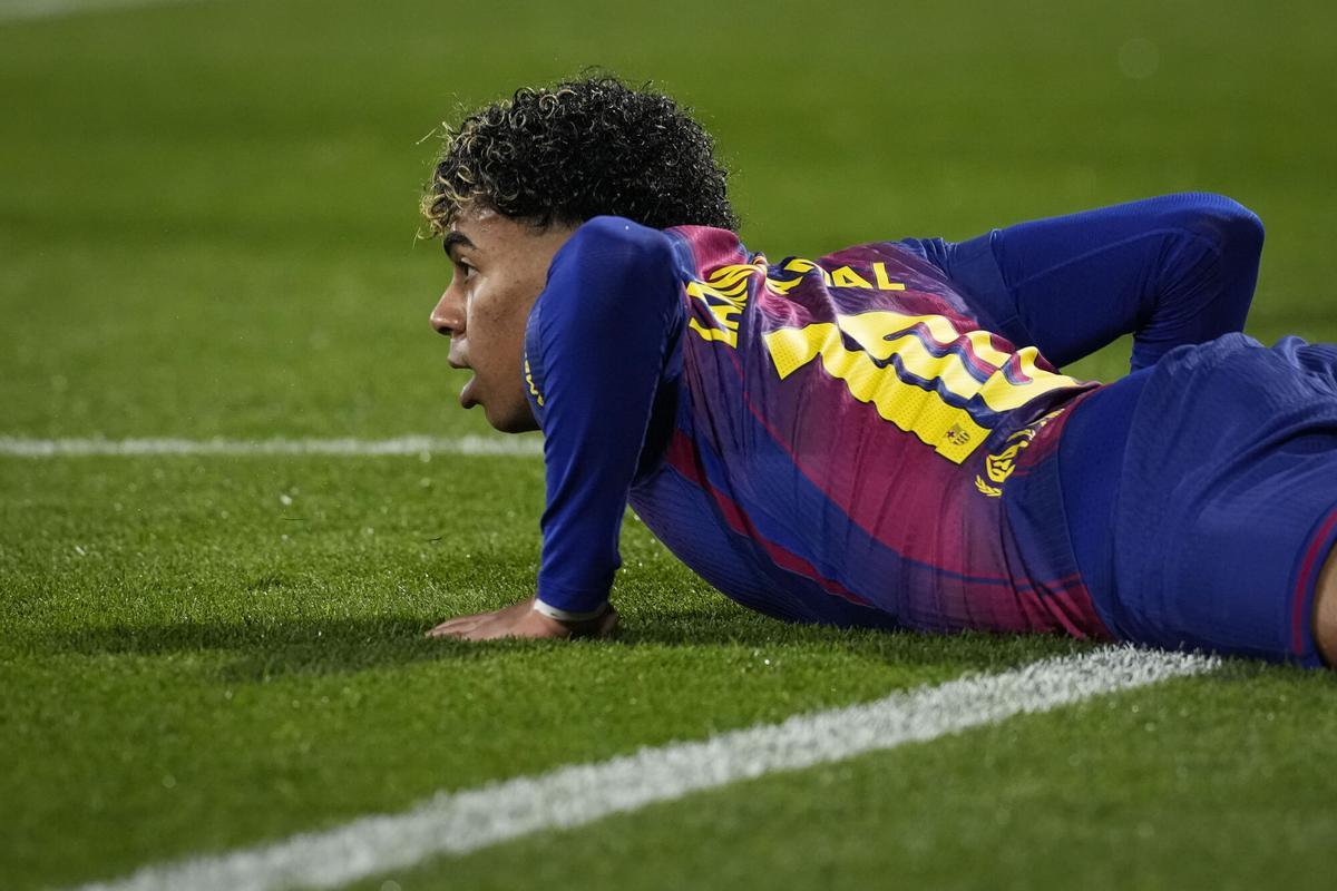 Lamine Yamal se lamenta tras una ocasión.