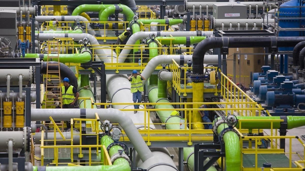 Instalaciones interiores de la planta desalinizadora del Llobregat, en El Prat.
