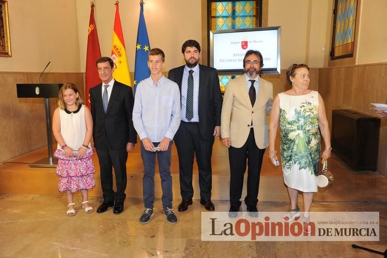 Murcia, primera comunidad en entregar tarjetas identificativas a las víctimas del terrorismo que dan descuentos y prestaciones