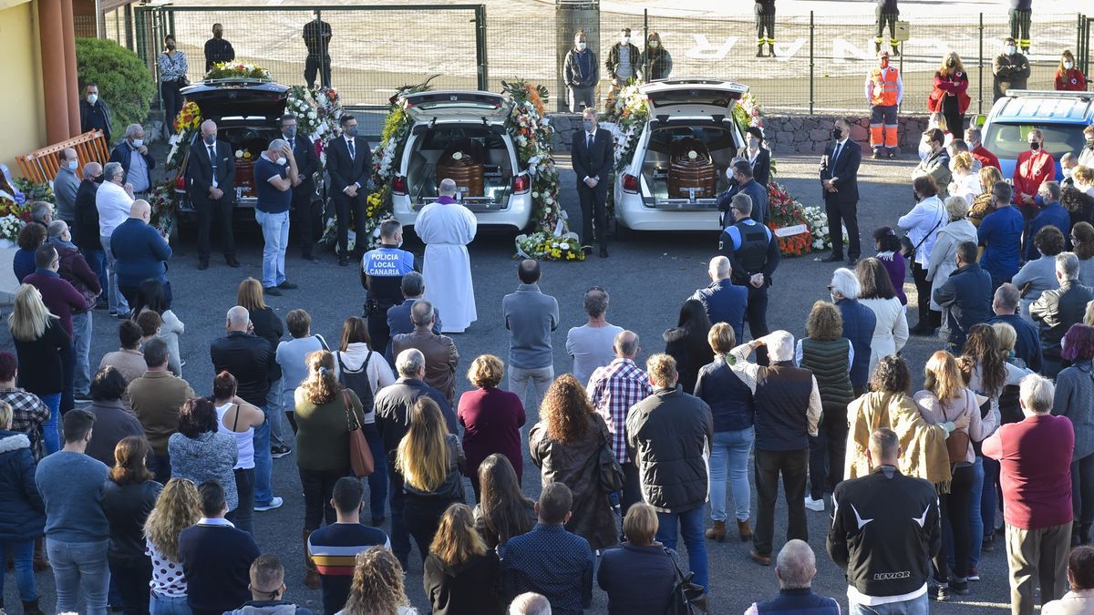 Multitudinaria despedida en Gran Canaria a la familia asturiana muerta en un barranco