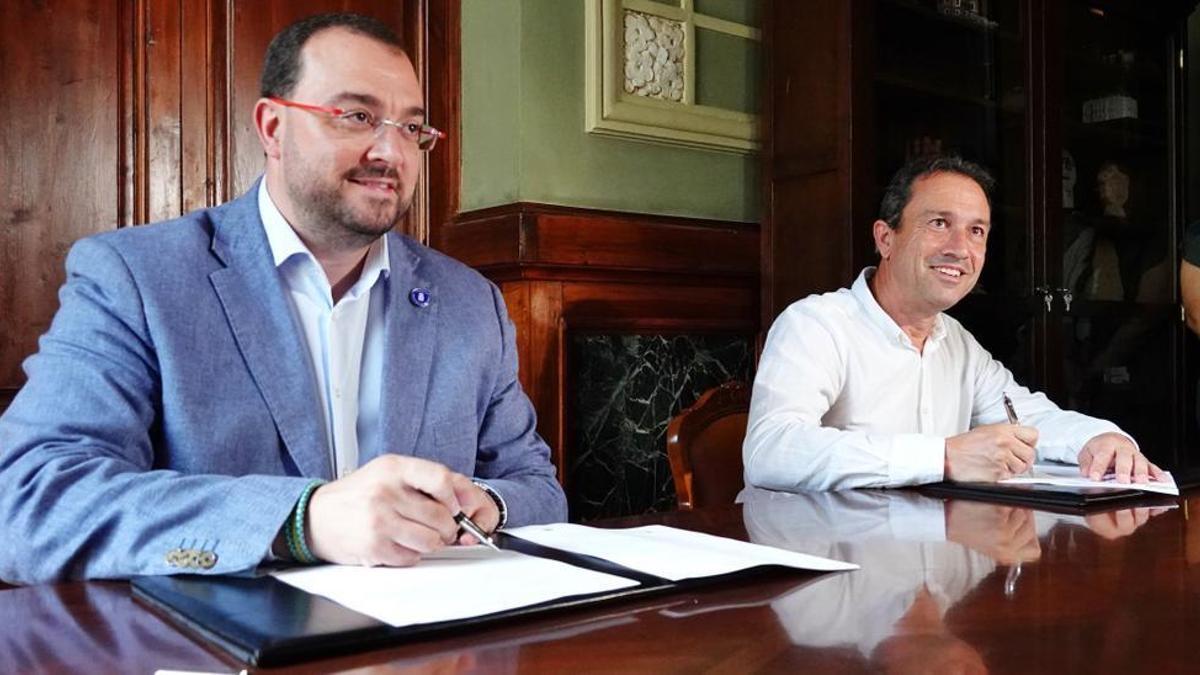 Adrián Barbón y Ovidio Zapico firman el acuerdo de gobierno entre PSOE y Convocatoria por Asturias.