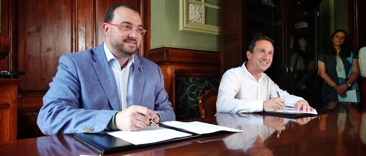 Adrián Barbón y Ovidio Zapico, firmando el pacto de gobierno entre PSOE e IU-Convocatoria por Asturias.