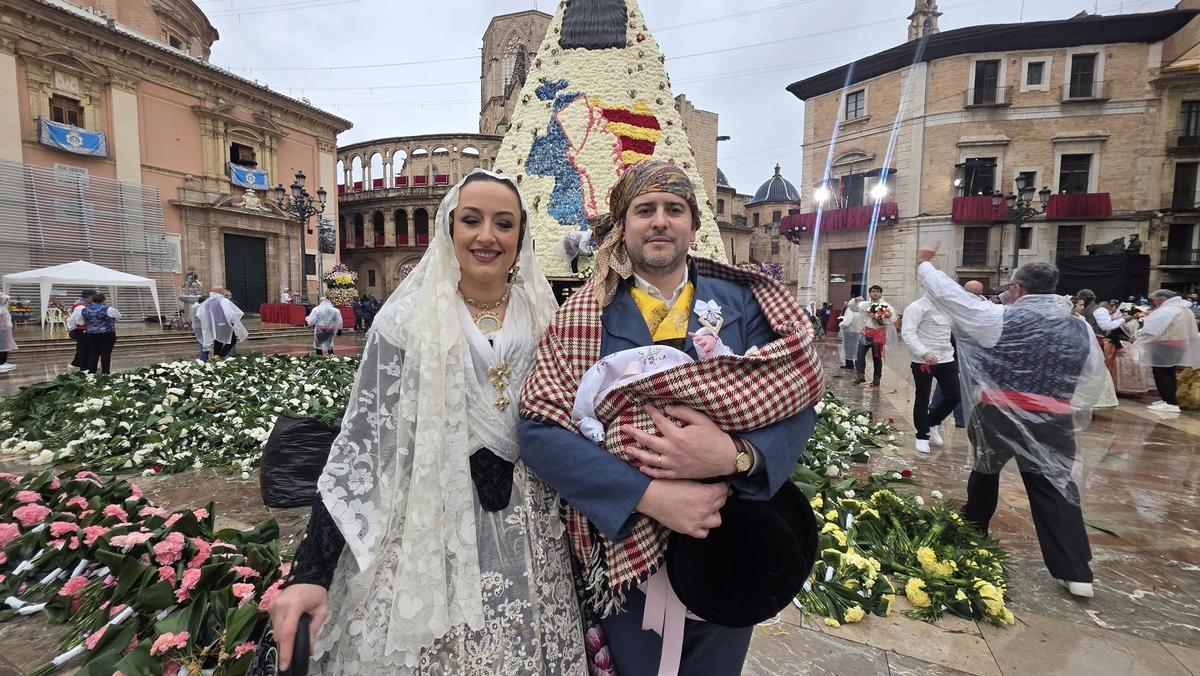 Rocio Gil y Quique Pardo, con la recién nacida