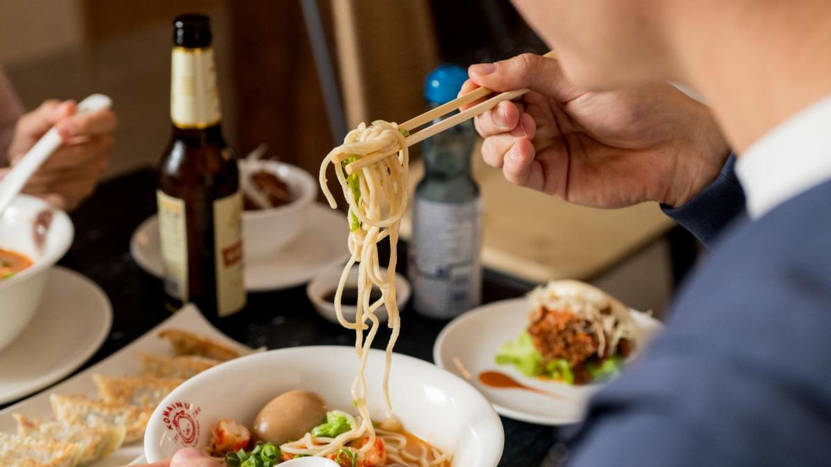 Komainu celebra el Día Internacional del Ramen con una propuesta basada en fideos hechos en casa, caldos largos y elaboración artesanal.