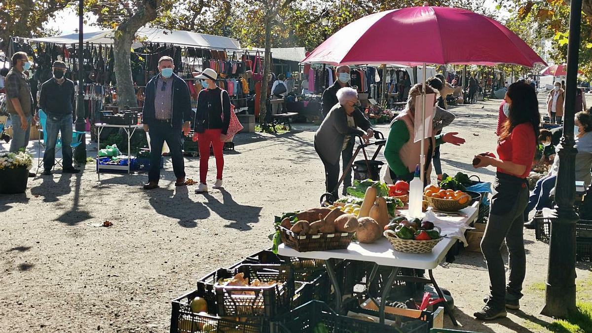 Mercadillo de Cangas con las nuevas restricciones.   | // SANTOS ÁLVAREZ