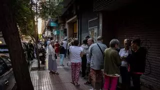 Largas filas en las agencias de viajes de Zaragoza para conseguir plaza en los viajes del Imserso: "Venimos a primera hora para reservar un destino costero"