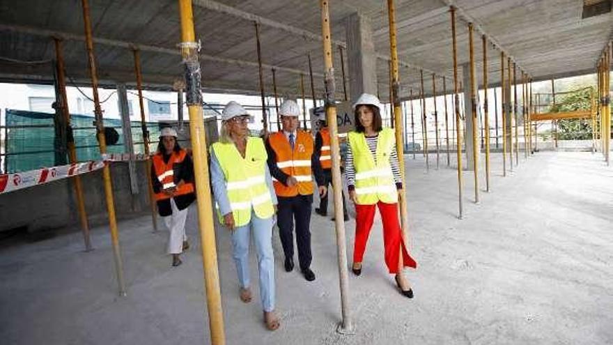 Porro y Vázquez visitan las 62 viviendas de la calle Canicouva. // FdV