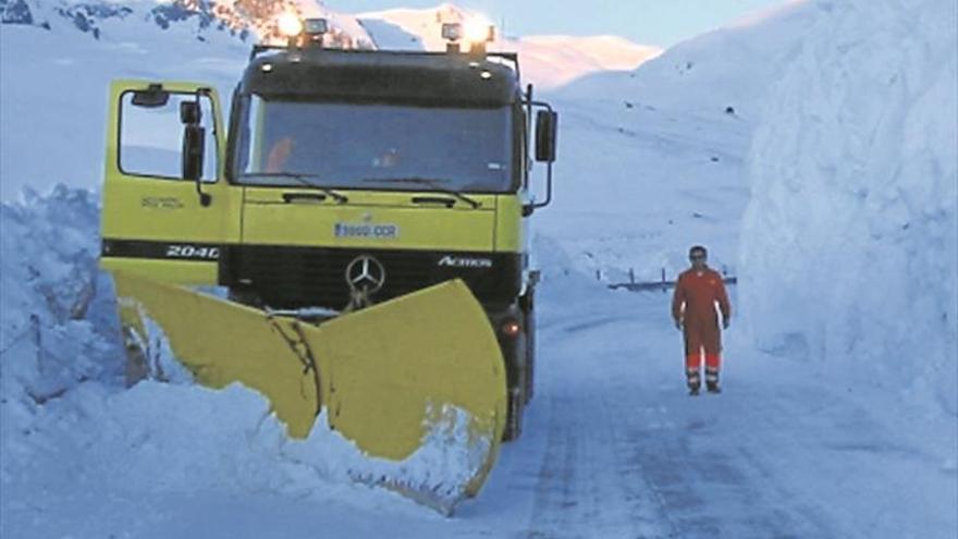 Teruel recupera la red eléctrica, pero cinco viales siguen cortados