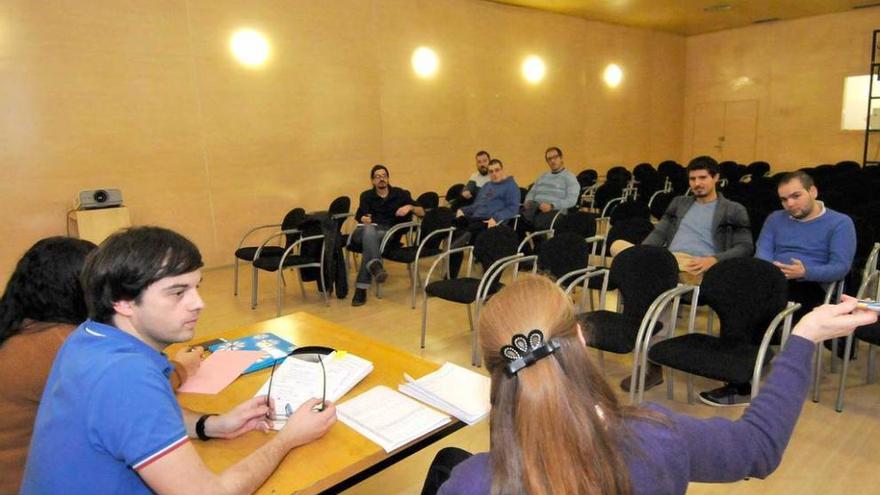 Los participantes en la asamblea juvenil que se organizó ayer en Mieres.