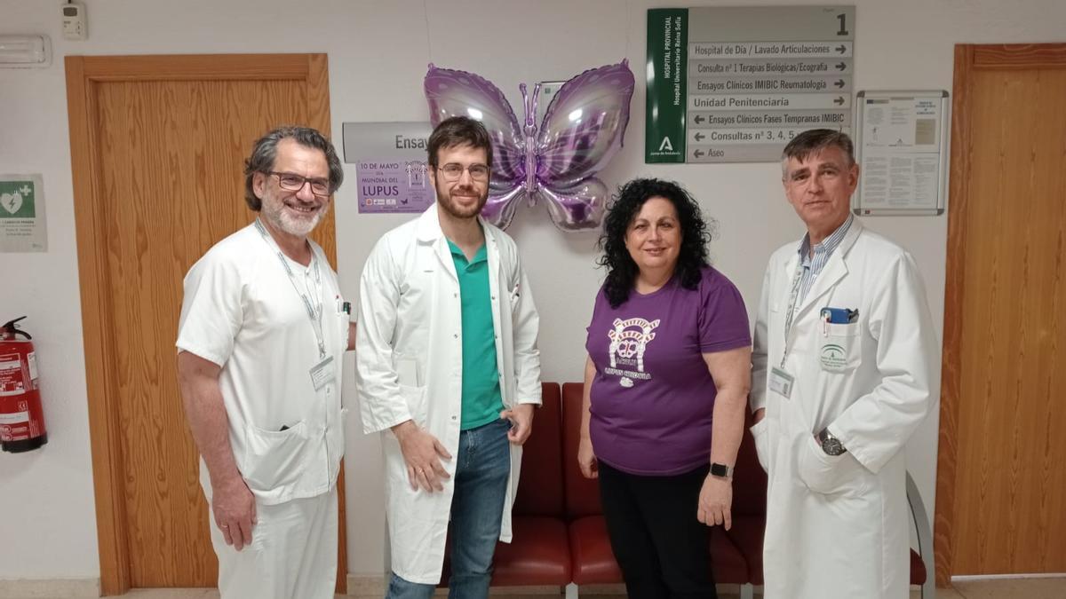 El enfermero Pedro Armenteros y los reumatólogos del hospital Reina Sofía Ignacio García y Alejandro Escudero, con María Isabel Ruiz (presidenta de Acolu).