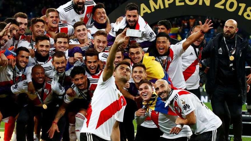 Los futbolistas de River Plate posan con sus medallas instantes antes de recibir el trofeo que los acredita como campeones de la Copa Libertadores.