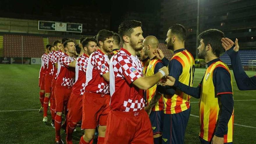 Los jugadores de Castilla y León saludan a los de Cataluña en el partido de ida.