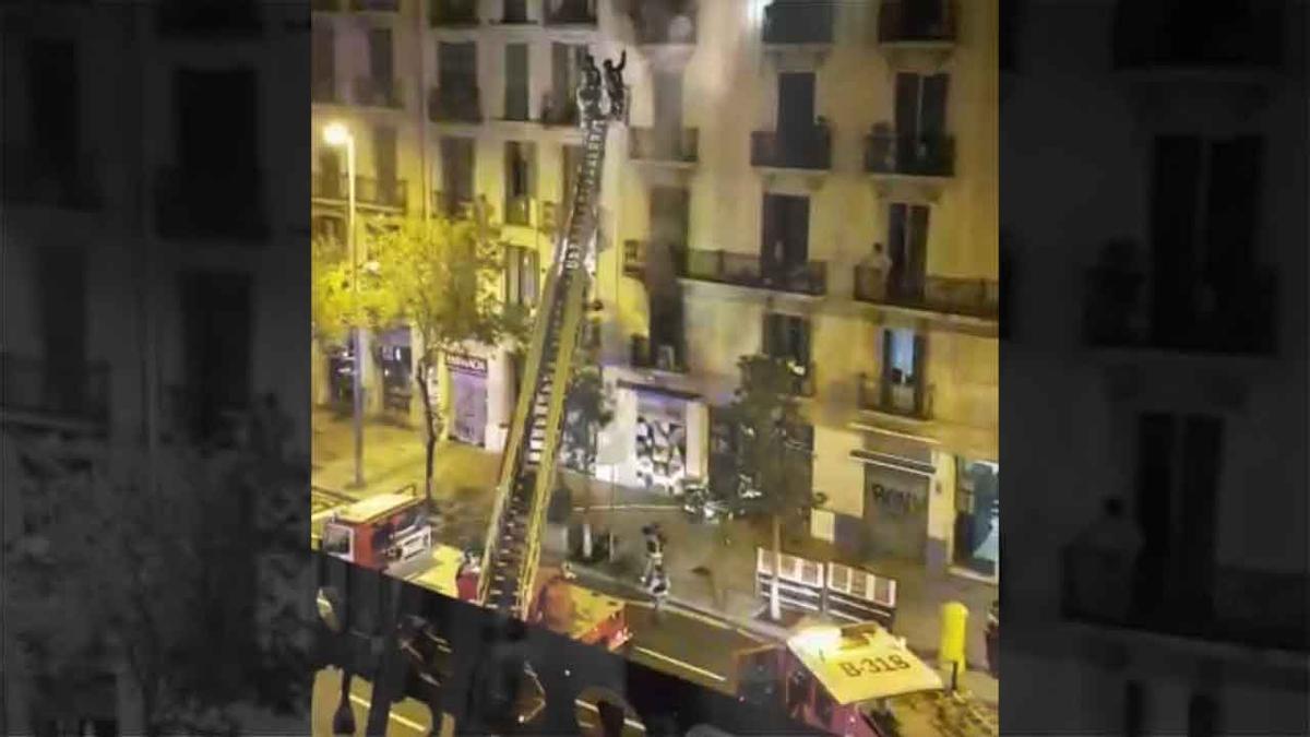 El vídeo de un vecino muestra el agónico rescate del incendio de Barcelona.