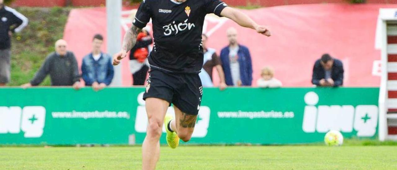 Mandi golpea un balón en el entrenamiento de ayer.