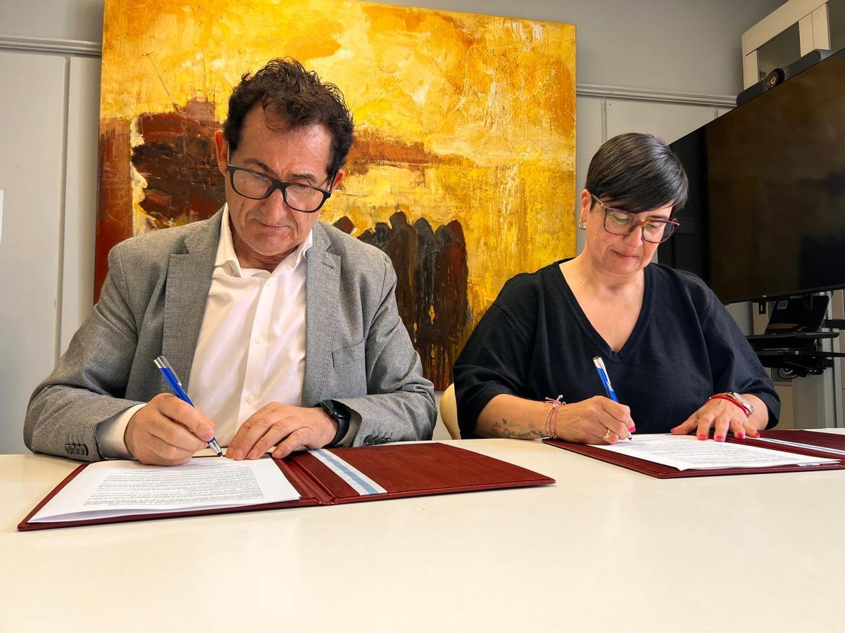 El diputado de Deportes, Antonio Leira, y la presidenta del Marineda, Beatriz Lema, en la firma del convenio entre ambas instituciones.