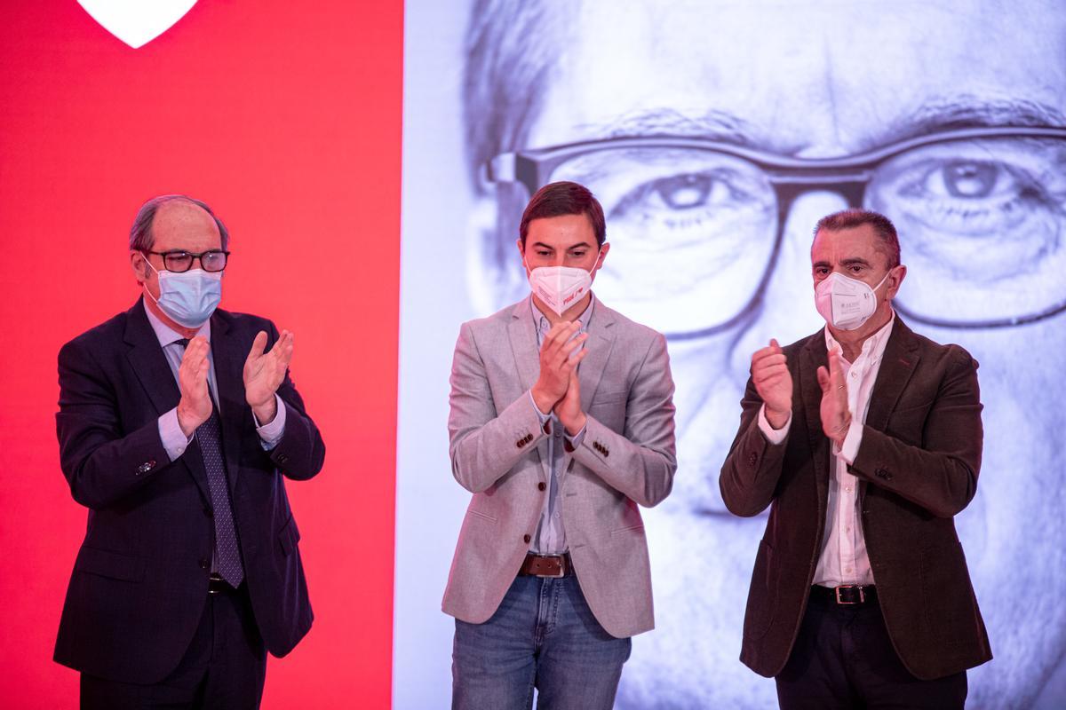 José Manuel Franco (d) y Ángel Gabilondo (i) presentan a Juan Lobato (c), exalcalde de Soto del Real, como número cuatro de la candidatura socialista a las elecciones del 4-M, el pasado 26 de marzo de 2021. 