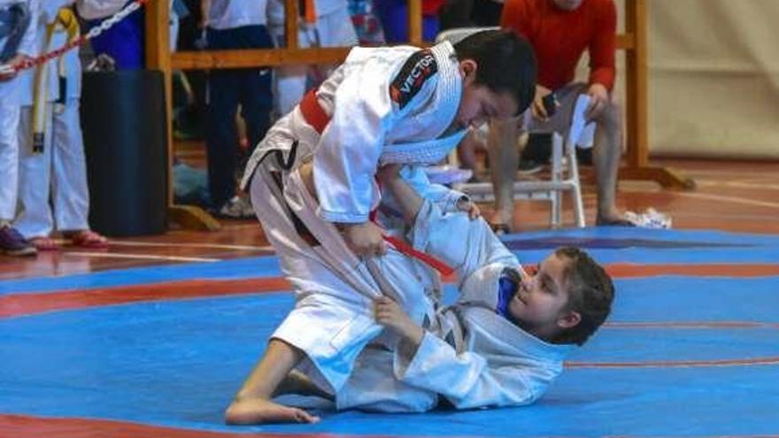 Un combate de la categoría infantil del regional de grappling .