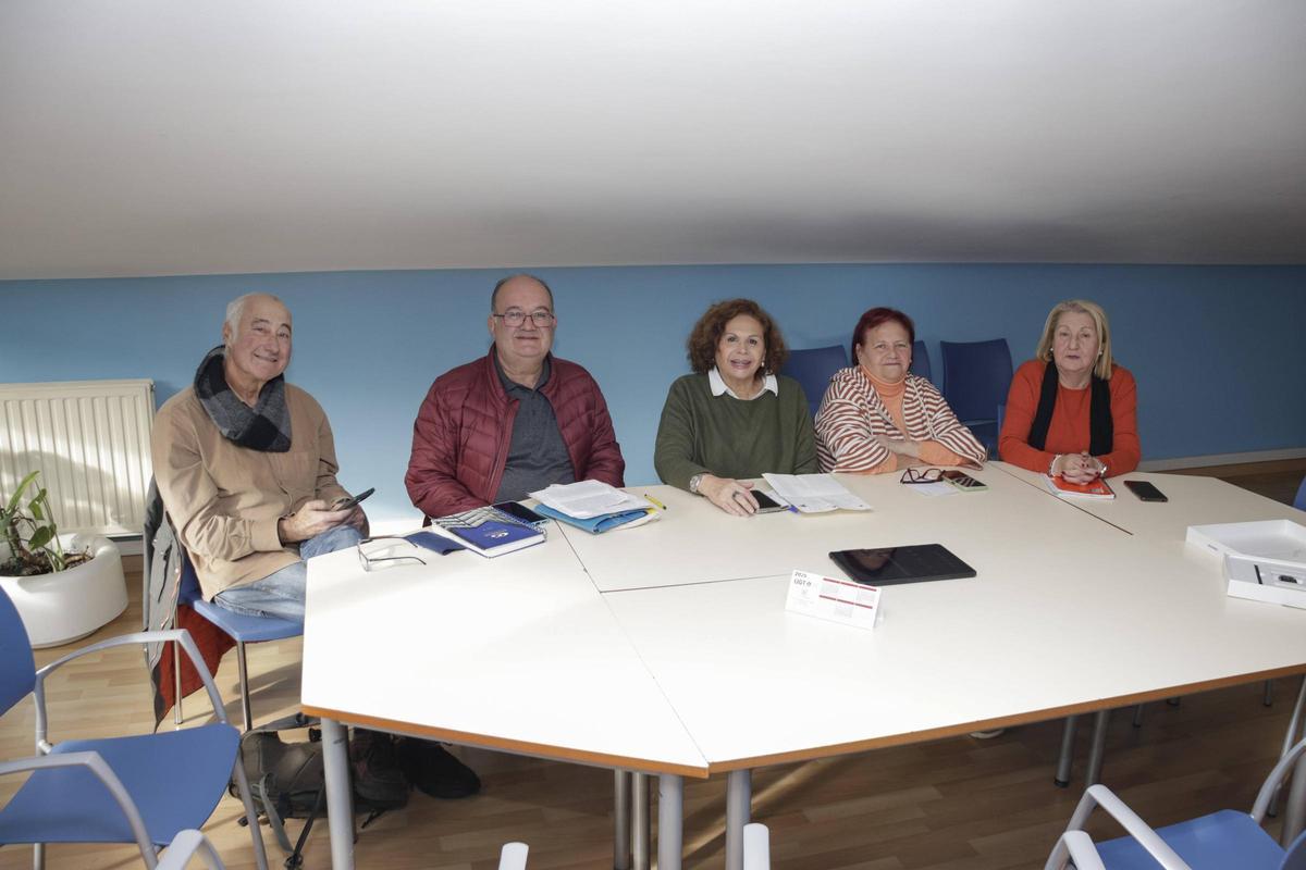 Mayores con voz propia: el “grupín del podcast” del Llano convierte el Centro Social en un estudio de radio